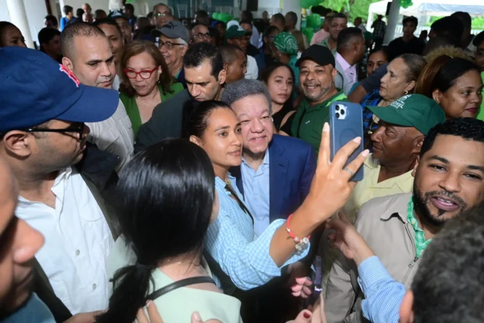 Santo Domingo. La Secretaría de Comunicaciones de la Fuerza del Pueblo invitó este jueves a los seguidores del expresidente Leonel Fernández a unirse a la celebración de su cumpleaños número 71, en un evento que promete reunir a simpatizantes, amigos y destacadas personalidades del ámbito político. La actividad se llevará a cabo hoy a las 10:00 de la mañana en la sede de la Fundación Global Democracia y Desarrollo (FUNGLODE), localizada en la Calle Capitán Eugenio de Marchena #26, en Santo Domingo. Se espera una significativa asistencia, reafirmando la conexión del líder político con el pueblo dominicano. La invitación extiende la oportunidad para que quienes lo deseen puedan felicitar personalmente al expresidente, destacando los valores de cercanía y compromiso que han caracterizado su trayectoria política. Este gesto, según la organización, refleja la relación especial que Fernández mantiene con sus seguidores y el país. El expresidente Leonel Fernández es reconocido como una figura influyente en la política nacional, y esta celebración se presenta como un espacio para fortalecer los lazos entre su liderazgo y la ciudadanía.