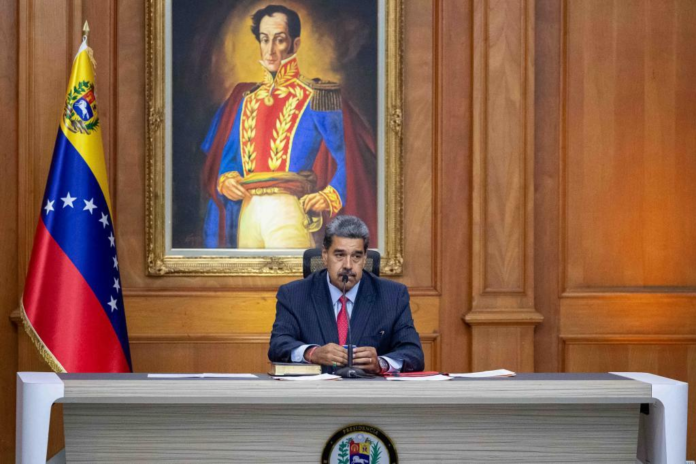 CARACAS. – El presidente de Venezuela, Nicolás Maduro, dijo este viernes que la Organización de las Naciones Unidas (ONU) es un «teatro absurdo», y la acusó de ser «cómplice» del «genocidio» en la Franja de Gaza. En un acto transmitido por el canal estatal VTV, el mandatario expresó que la humanidad quiere un mundo «donde prevalezca de verdad el derecho internacional» y «no ese teatro absurdo (en) que se ha convertido» la ONU que, «ante el genocidio, ante el asesinato de los niños, ONU las niñas, de las mujeres en Gaza, guarda silencio» «¿Qué futuro queremos para la humanidad? (…) ¿Un futuro donde haya una sola voz, un solo mando y, si no se obedece, caigan las bombas, los misiles? ¿Un futuro de guerra? ¿Qué futuro quiere la humanidad? Yo estoy seguro de la respuesta. La humanidad entera del siglo XXI quiere un futuro de paz, con el derecho al desarrollo garantizado, de libertad, de independencia, de respeto», agregó. Desde que comenzó la guerra entre Israel y Hamás, hace más de 14 meses, 44.875 personas han muerto y 106.454 han resultado heridas en Gaza, según las autoridades sanitarias del enclave. Esta guerra estalló el 7 de octubre del año pasado, tras un ataque del grupo islamista en territorio israelí que dejó unos 1.200 muertos. El jefe de Estado venezolano cargó de nuevo contra la ONU luego de que su Gobierno rechazara lo que considera una «infame» declaración del alto comisionado de las Naciones Unidas para los Derechos Humanos, Volker Türk, quien este viernes dijo que «muchos de los detenidos» en el país caribeño «lo han sido de forma arbitraria, incluyendo adolescentes y jóvenes». Türk, a quien el Ejecutivo de Maduro acusó de pretender «atacar» a Venezuela, reclamó una «pronta y efectiva investigación» de, al menos, 28 asesinatos en las protestas tras los comicios de julio, en los que Maduro fue proclamado reelecto por el ente electoral, mientras que la oposición mayoritaria denuncia fraude y reivindica el triunfo de Edmundo González Urrutia. Asimismo, el alto comisionado señaló que defensores de DD.HH., líderes sindicales, responsables de prensa, miembros de la oposición y otros actores sociales son víctimas de amenazas y acoso. FUENTE / EFE